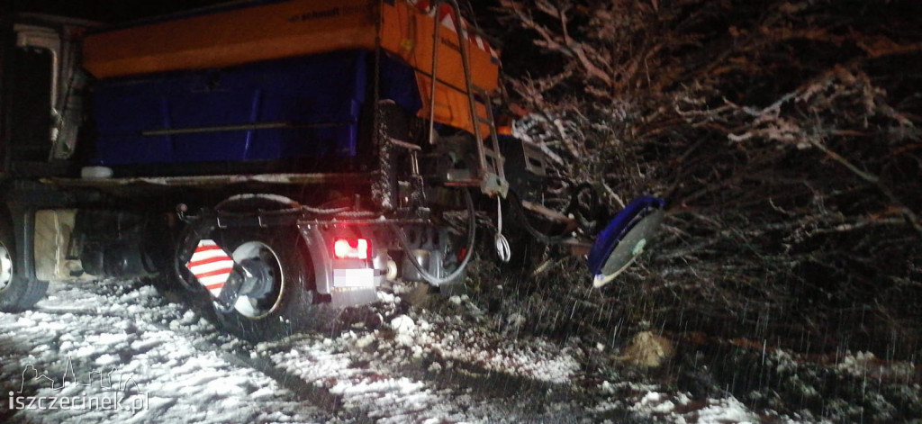Autobus wpadł do rowu, pług uderzył w drzewo. Zima w regionie