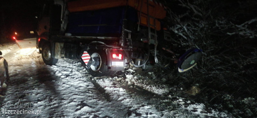 Autobus wpadł do rowu, pług uderzył w drzewo. Zima w regionie