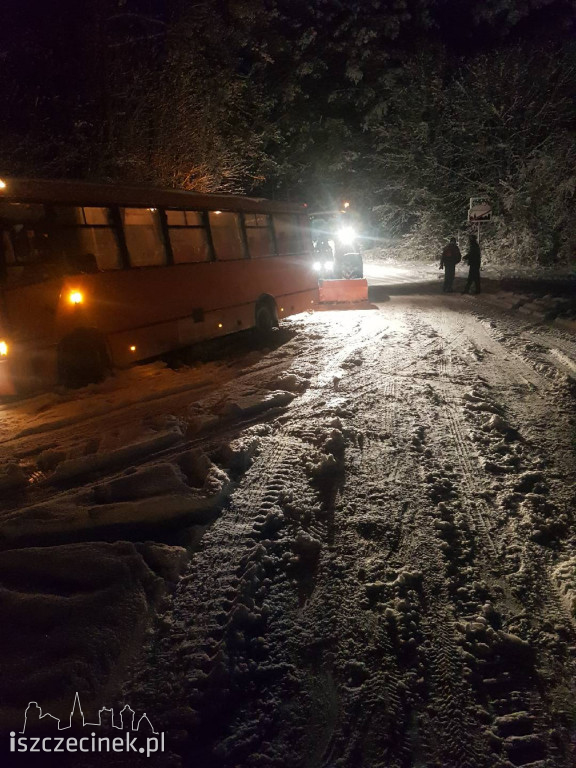 Autobus wpadł do rowu, pług uderzył w drzewo. Zima w regionie