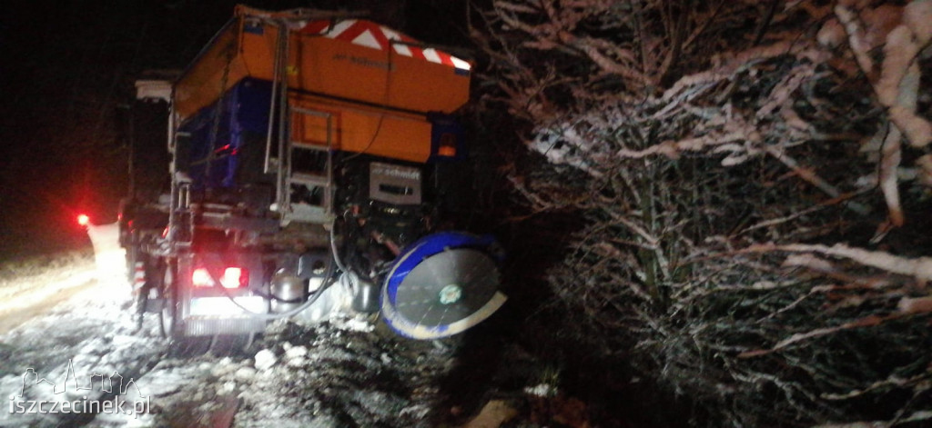 Autobus wpadł do rowu, pług uderzył w drzewo. Zima w regionie