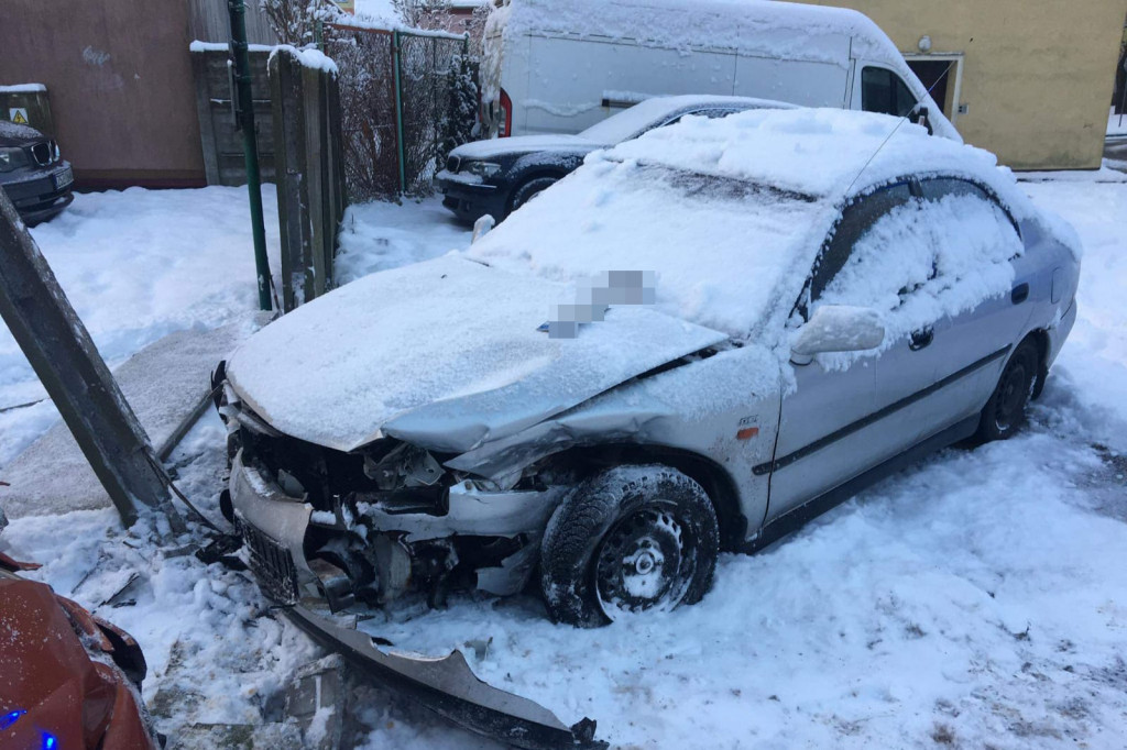 Matiz wpadł w poślizg. Trzy samochody rozbite i uszkodzony płot