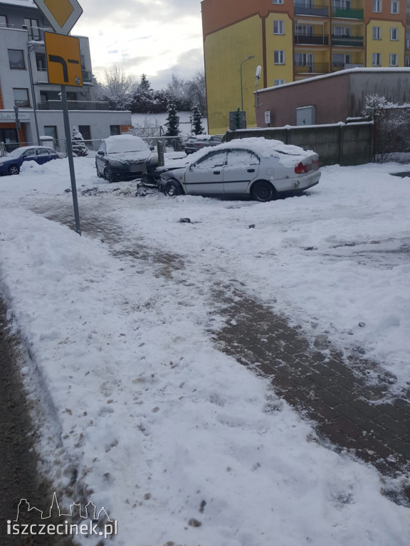 Matiz wpadł w poślizg. Trzy samochody rozbite i uszkodzony płot