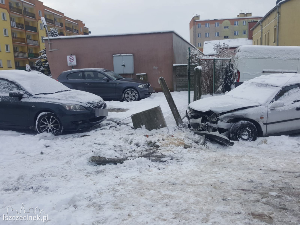 Matiz wpadł w poślizg. Trzy samochody rozbite i uszkodzony płot