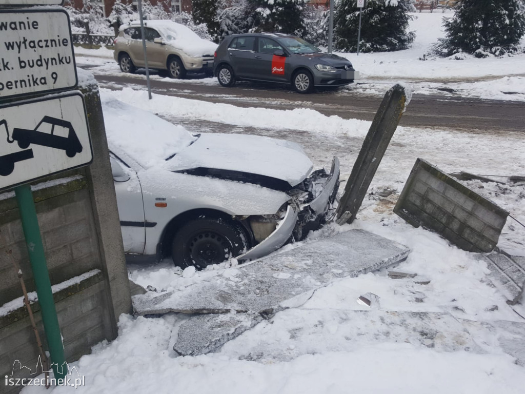 Matiz wpadł w poślizg. Trzy samochody rozbite i uszkodzony płot