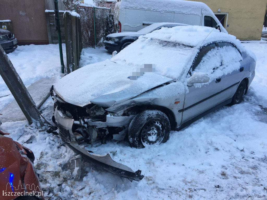 Matiz wpadł w poślizg. Trzy samochody rozbite i uszkodzony płot