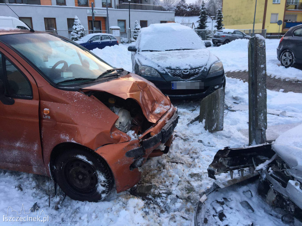 Matiz wpadł w poślizg. Trzy samochody rozbite i uszkodzony płot