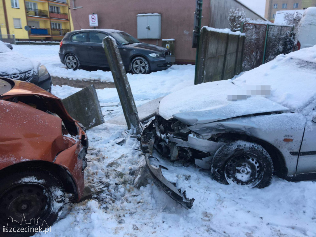 Matiz wpadł w poślizg. Trzy samochody rozbite i uszkodzony płot