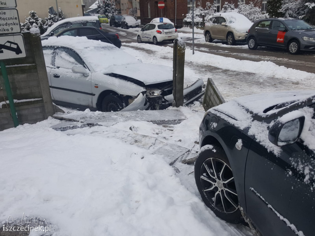 Matiz wpadł w poślizg. Trzy samochody rozbite i uszkodzony płot