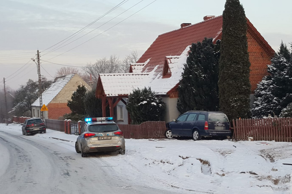 Opel wbił się w płot. Kolejny pijany kierowca?