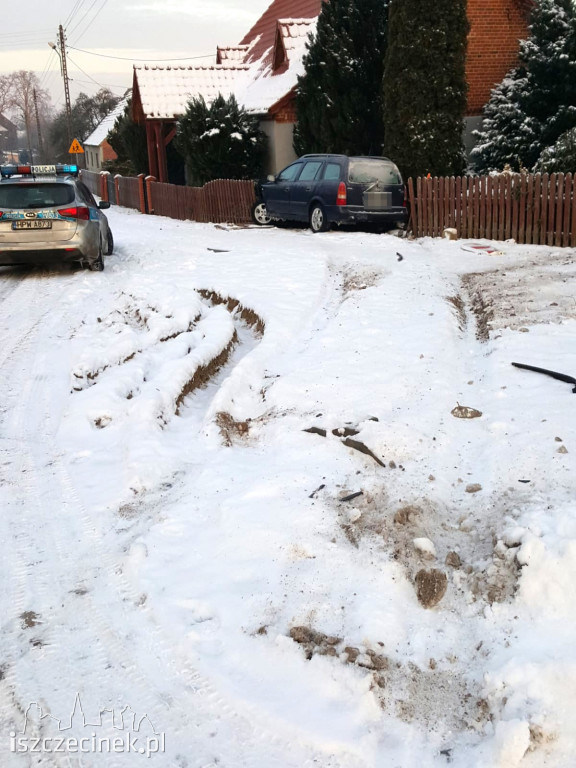 Opel wbił się w płot. Kolejny pijany kierowca?
