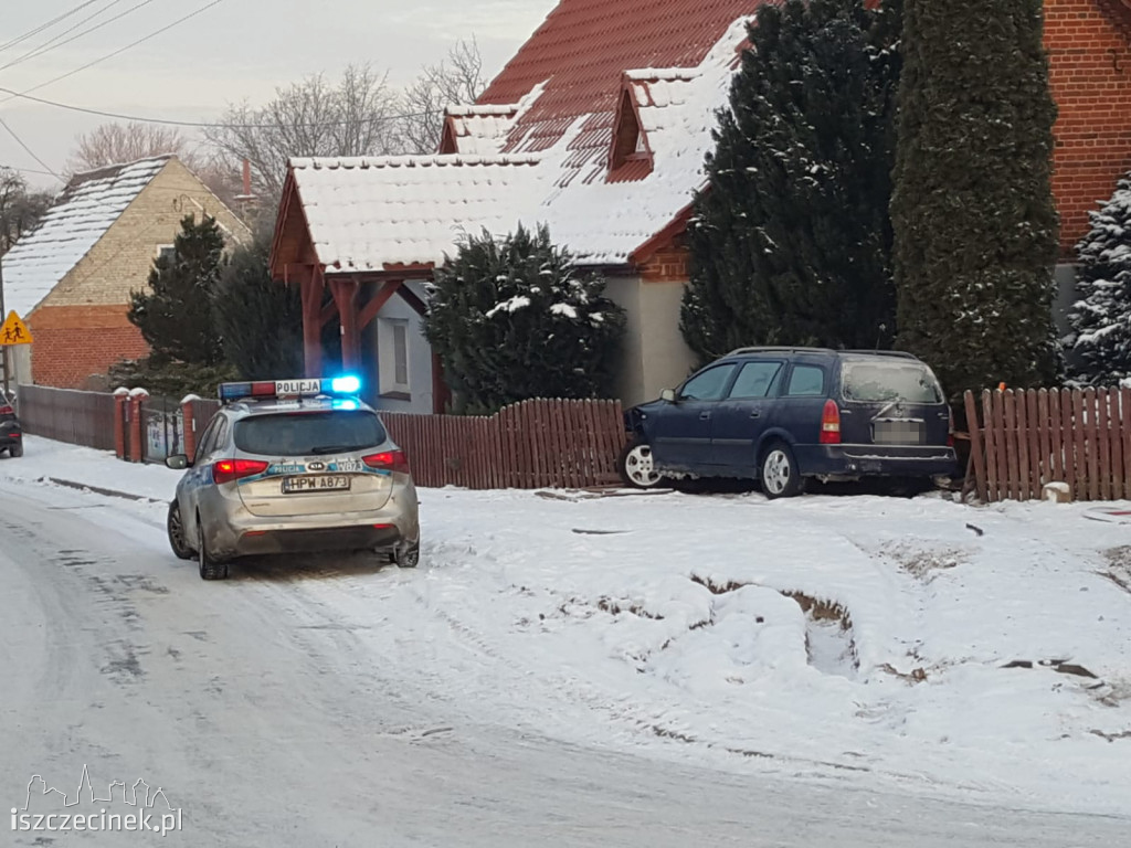 Opel wbił się w płot. Kolejny pijany kierowca?