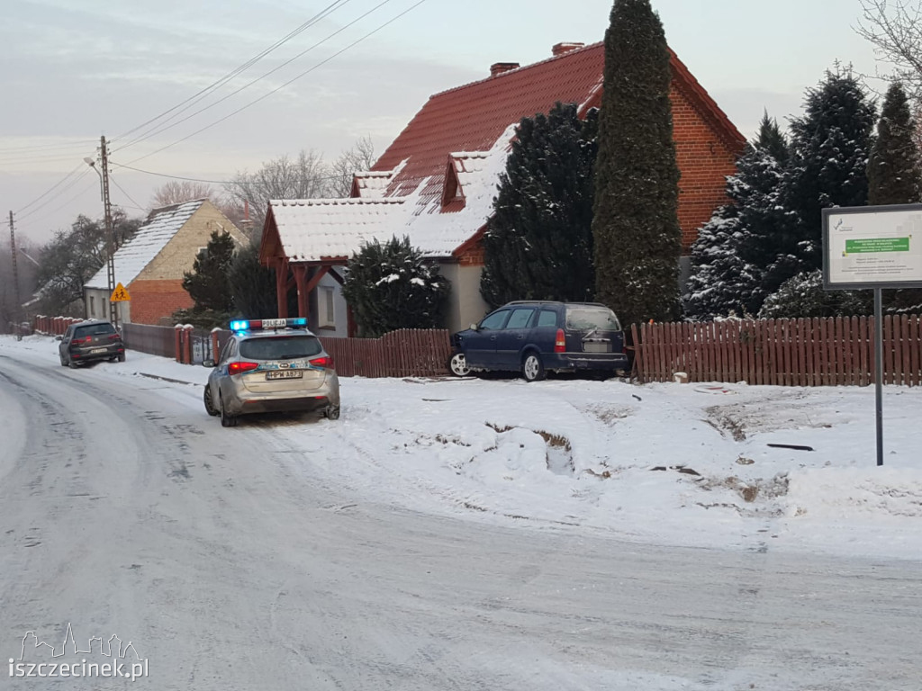 Opel wbił się w płot. Kolejny pijany kierowca?