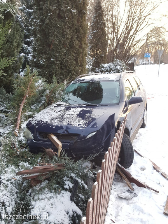 Opel wbił się w płot. Kolejny pijany kierowca?