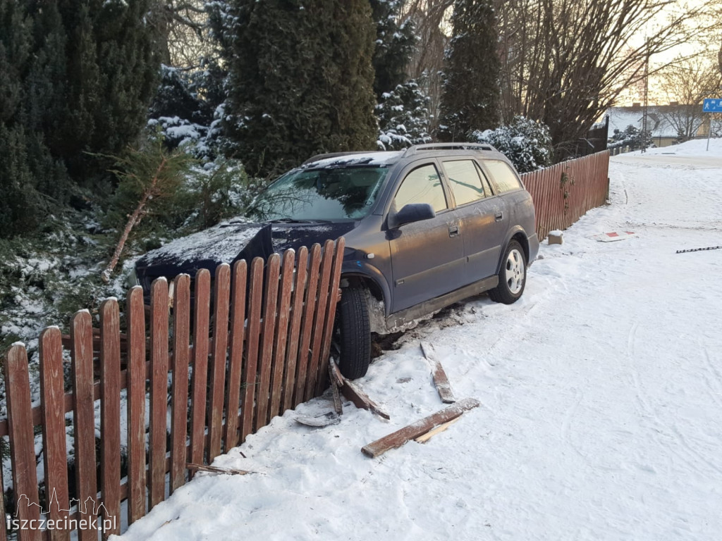 Opel wbił się w płot. Kolejny pijany kierowca?