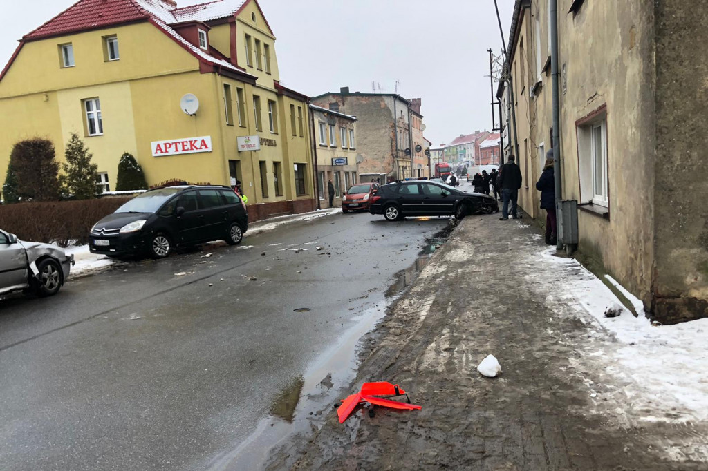 Stłuczka w centrum Barwic. Trzy samochody rozbite