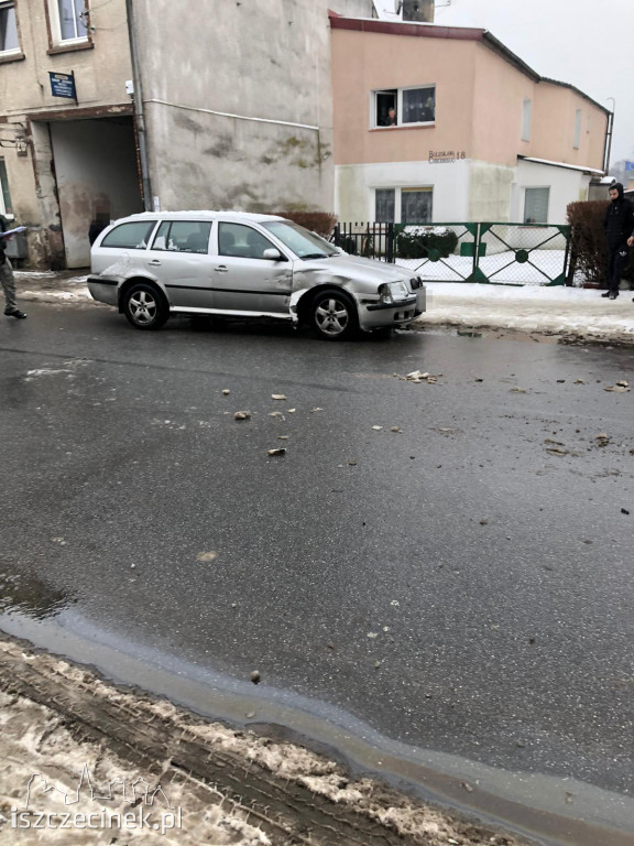 Stłuczka w centrum Barwic. Trzy samochody rozbite