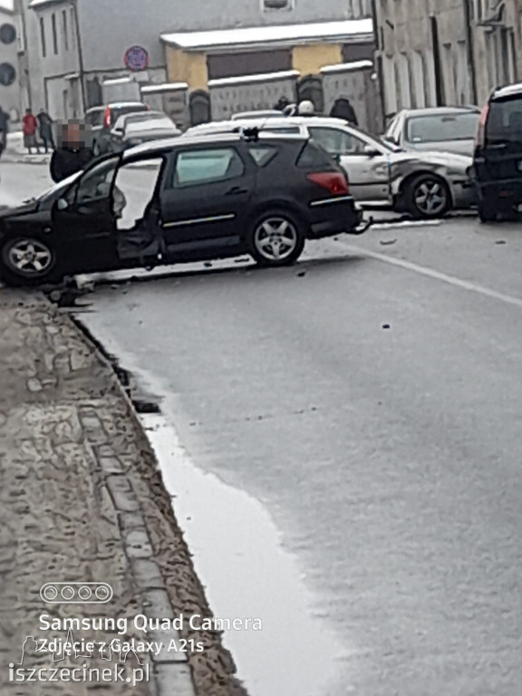 Stłuczka w centrum Barwic. Trzy samochody rozbite