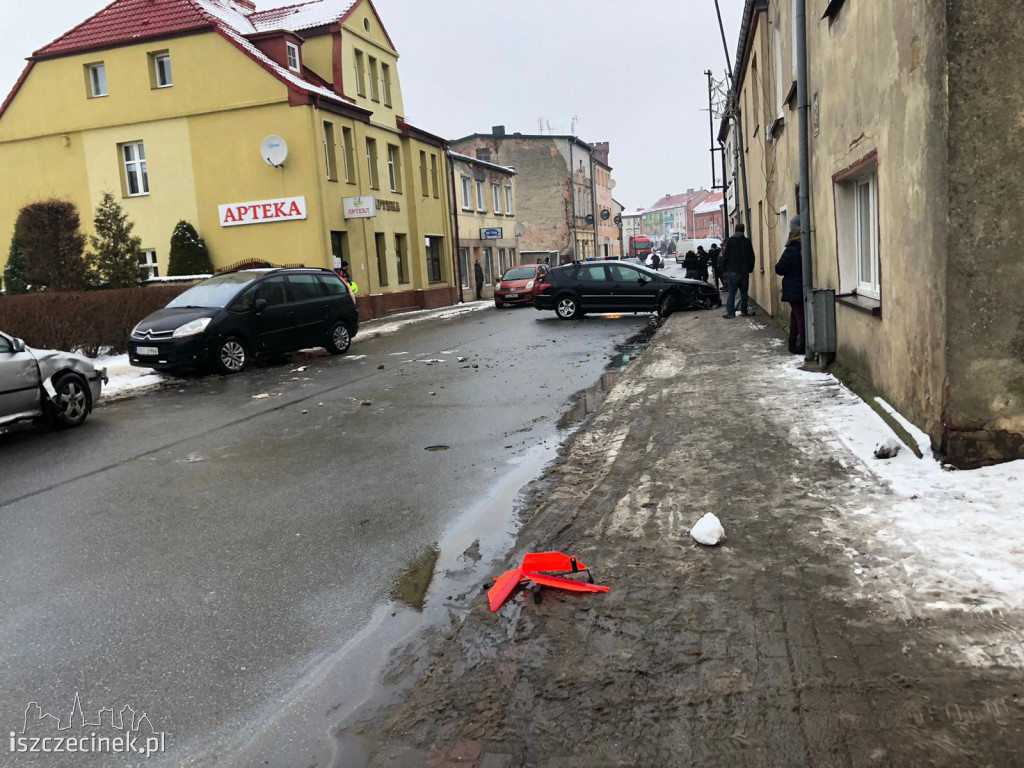 Stłuczka w centrum Barwic. Trzy samochody rozbite
