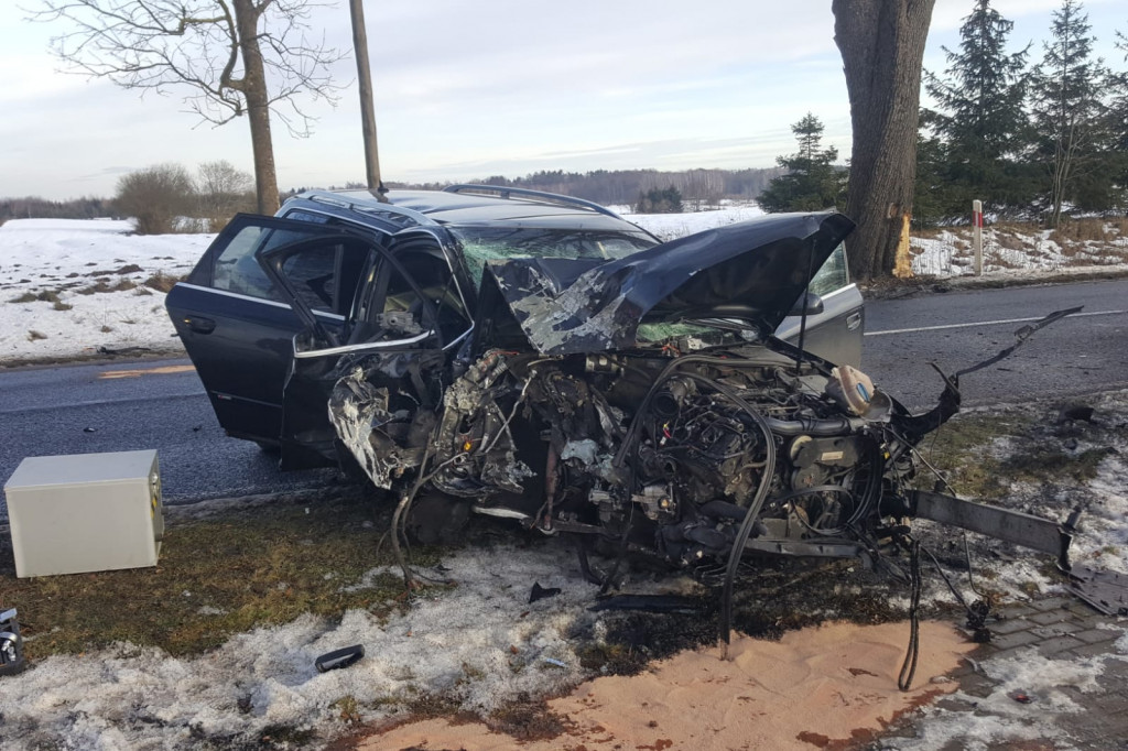 Audi roztrzaskało się na drzewie. To było dużo szczęścia w nieszczęściu...