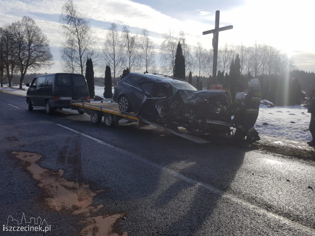 Audi roztrzaskało się na drzewie. To było dużo szczęścia w nieszczęściu...