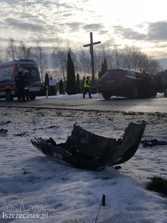 Audi roztrzaskało się na drzewie. To było dużo szczęścia w nieszczęściu...