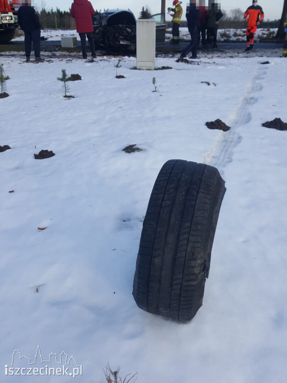 Audi roztrzaskało się na drzewie. To było dużo szczęścia w nieszczęściu...