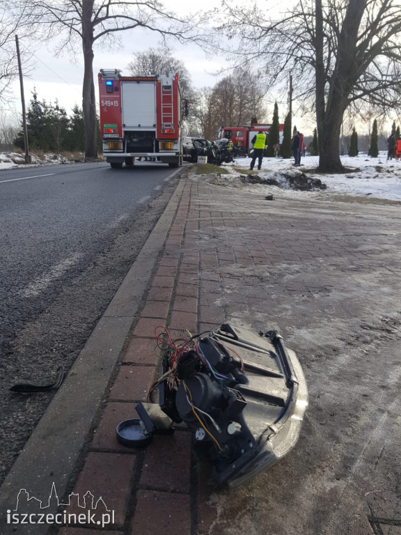 Audi roztrzaskało się na drzewie. To było dużo szczęścia w nieszczęściu...
