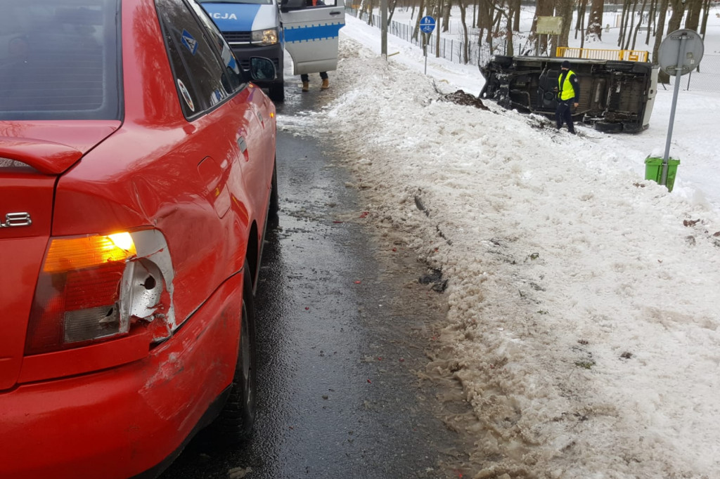 Szczecinek, ulica Kościuszki. Bus wpadł na chodnik.