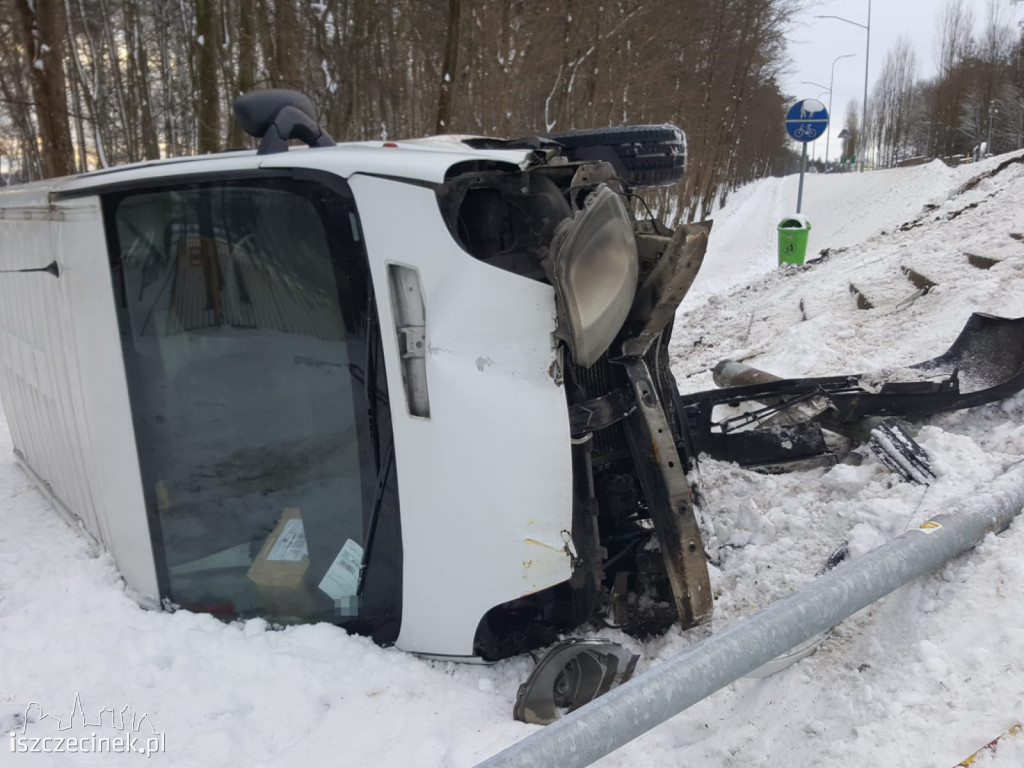 Szczecinek, ulica Kościuszki. Bus wpadł na chodnik.