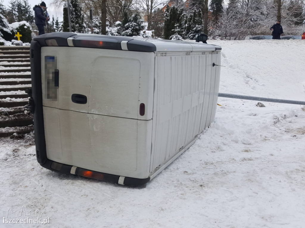Szczecinek, ulica Kościuszki. Bus wpadł na chodnik.