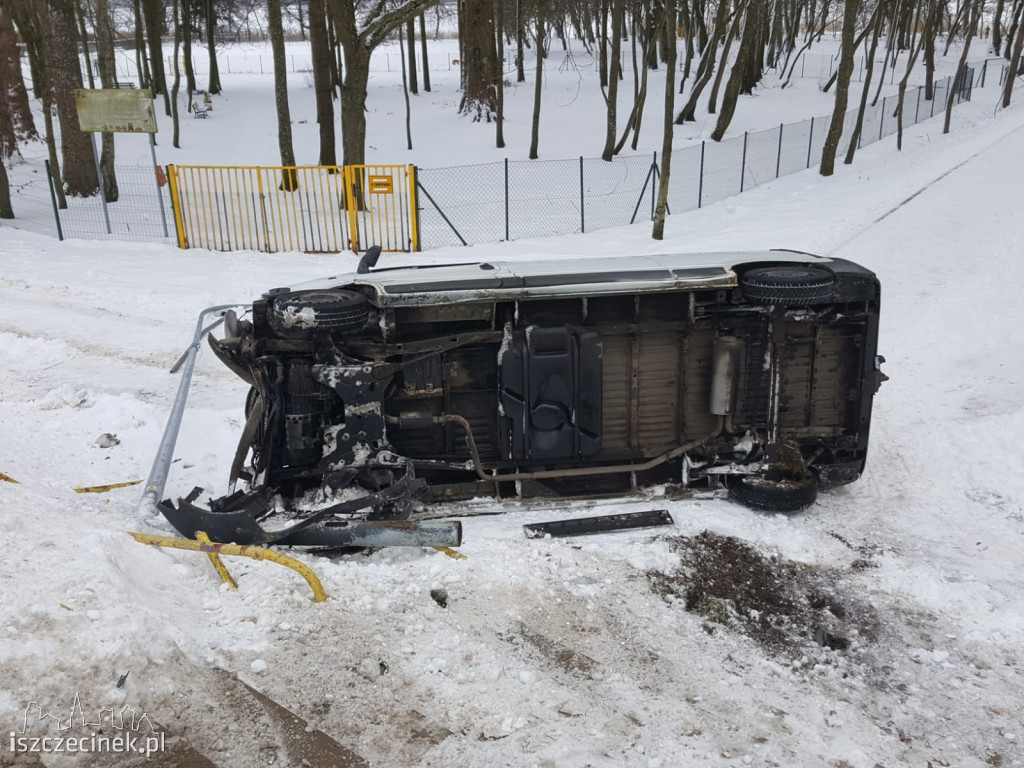 Szczecinek, ulica Kościuszki. Bus wpadł na chodnik.
