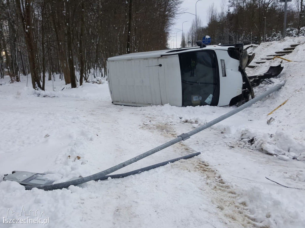 Szczecinek, ulica Kościuszki. Bus wpadł na chodnik.