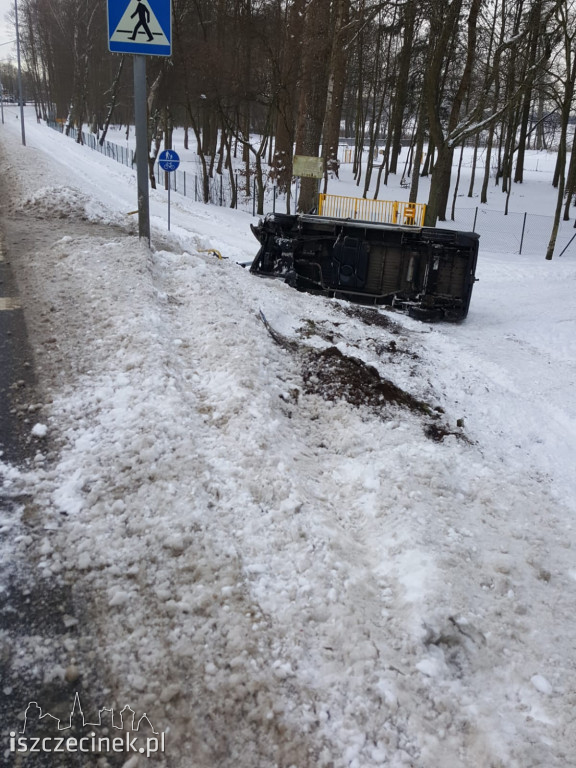 Szczecinek, ulica Kościuszki. Bus wpadł na chodnik.