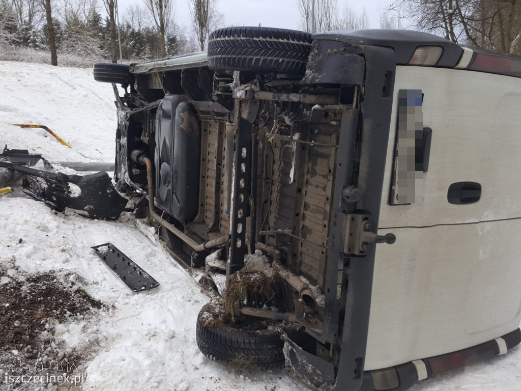 Szczecinek, ulica Kościuszki. Bus wpadł na chodnik.