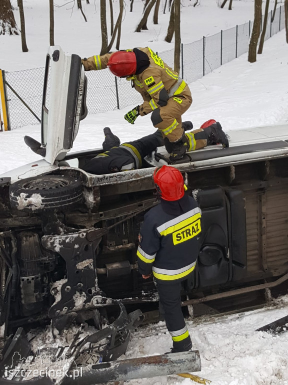Szczecinek, ulica Kościuszki. Bus wpadł na chodnik.