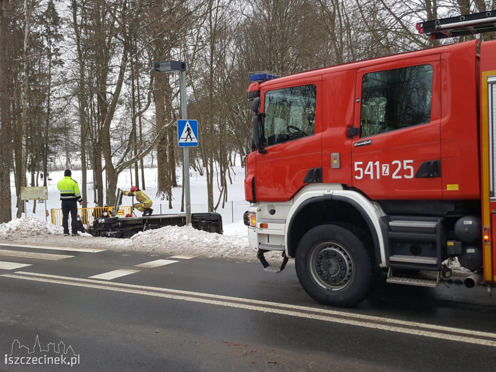 Szczecinek, ulica Kościuszki. Bus wpadł na chodnik.