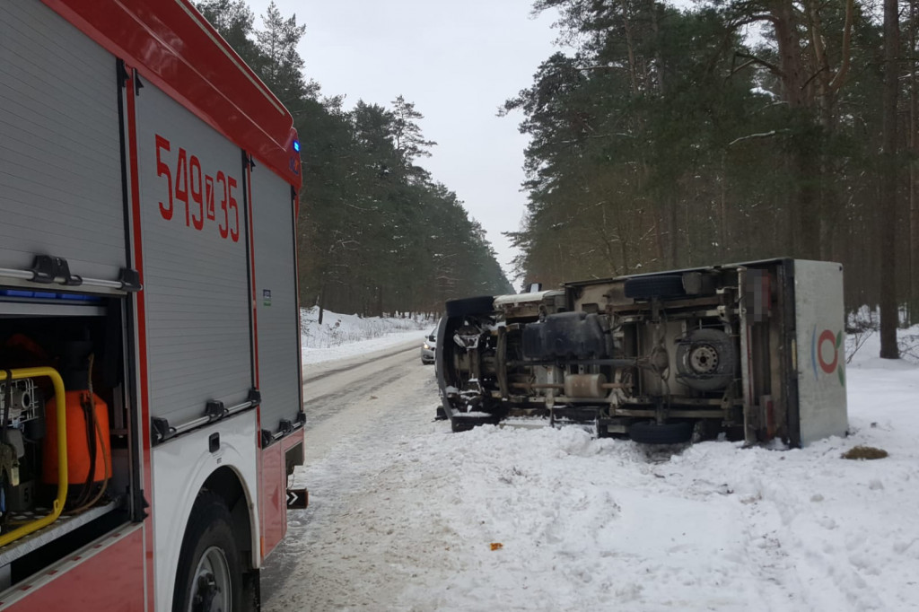 Dostawczy Mercedes przewrócił się na bok ZDJĘCIA