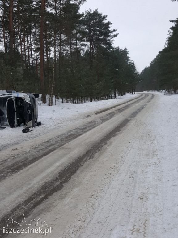 Dostawczy Mercedes przewrócił się na bok ZDJĘCIA