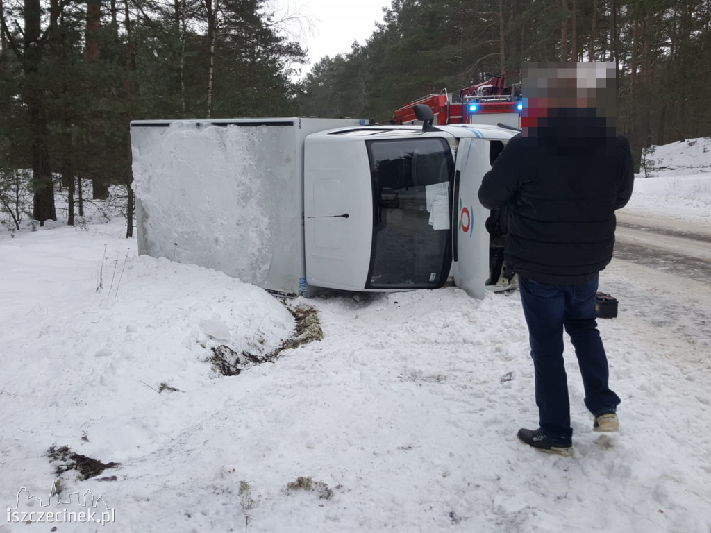 Dostawczy Mercedes przewrócił się na bok ZDJĘCIA