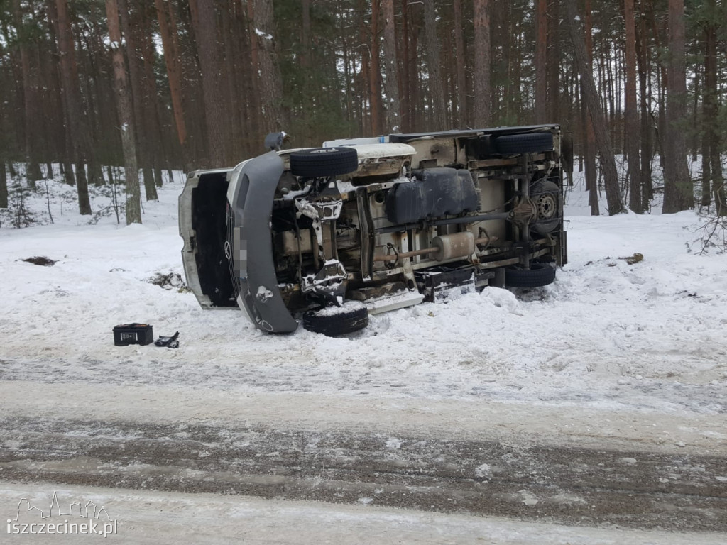 Dostawczy Mercedes przewrócił się na bok ZDJĘCIA