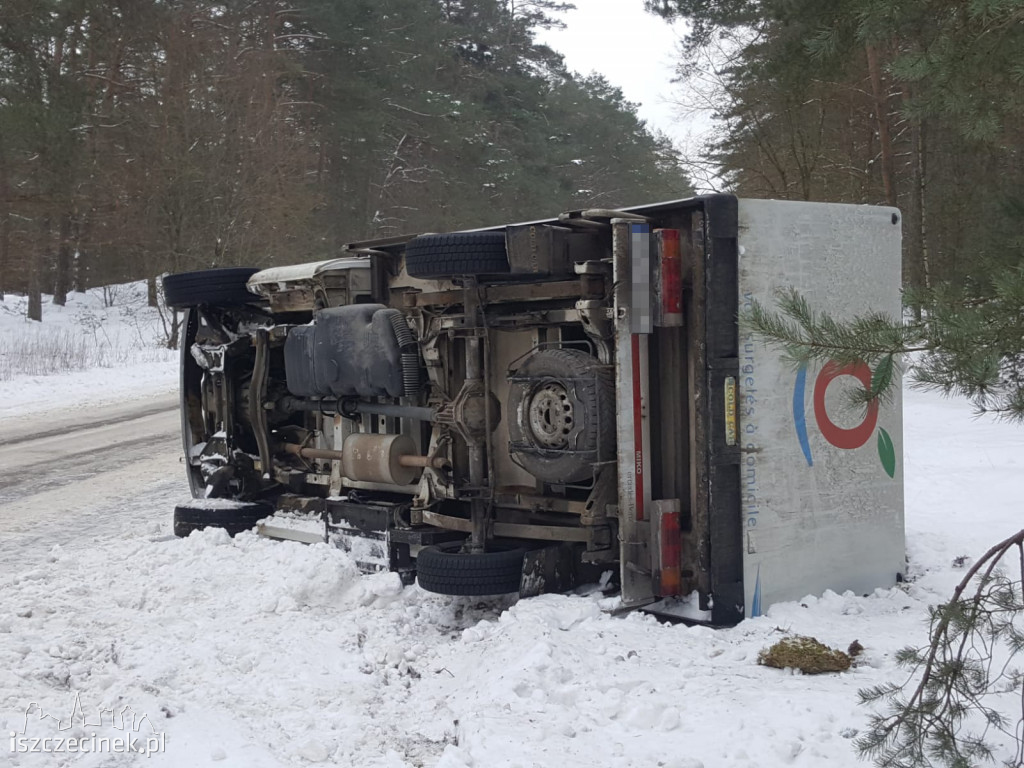 Dostawczy Mercedes przewrócił się na bok ZDJĘCIA