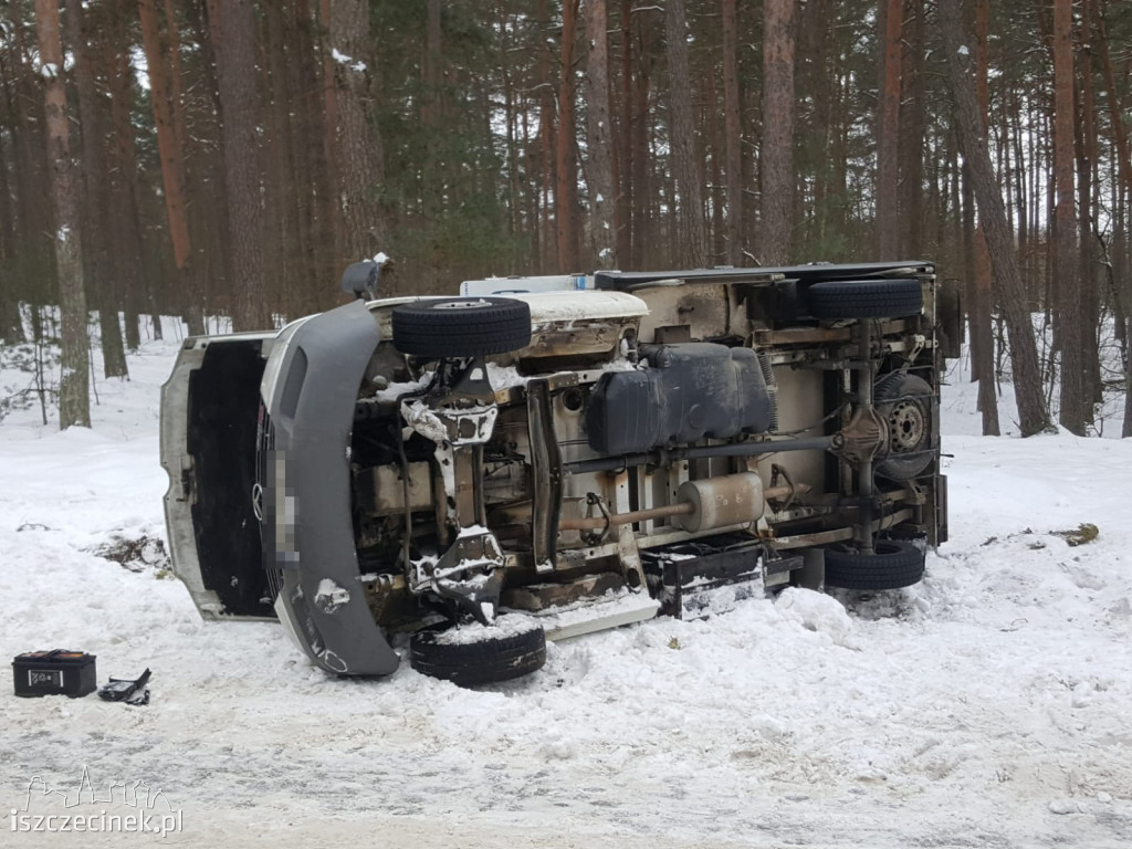 Dostawczy Mercedes przewrócił się na bok ZDJĘCIA