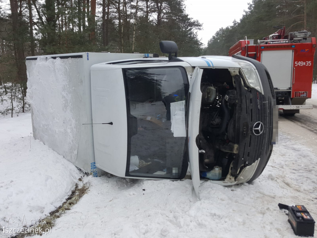Dostawczy Mercedes przewrócił się na bok ZDJĘCIA