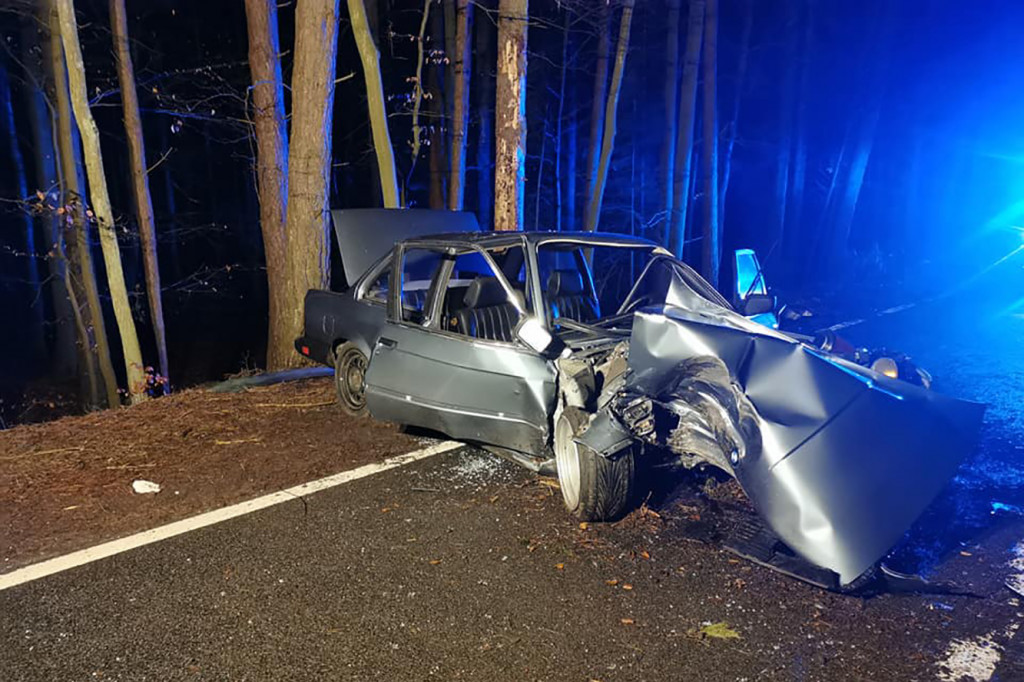 Poważny wypadek na DK-20. BMW uderzyło w drzewo. Jechały nim trzy osoby