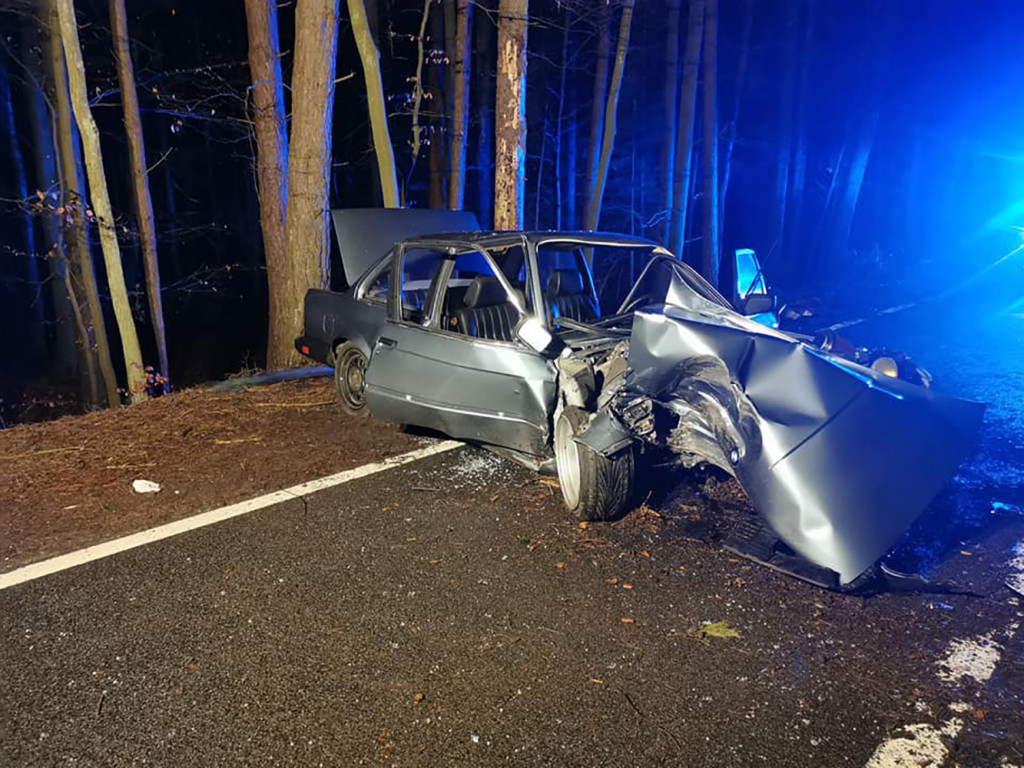 Poważny wypadek na DK-20. BMW uderzyło w drzewo. Jechały nim trzy osoby