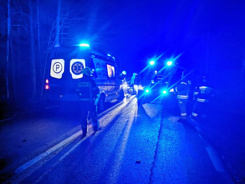 Poważny wypadek na DK-20. BMW uderzyło w drzewo. Jechały nim trzy osoby