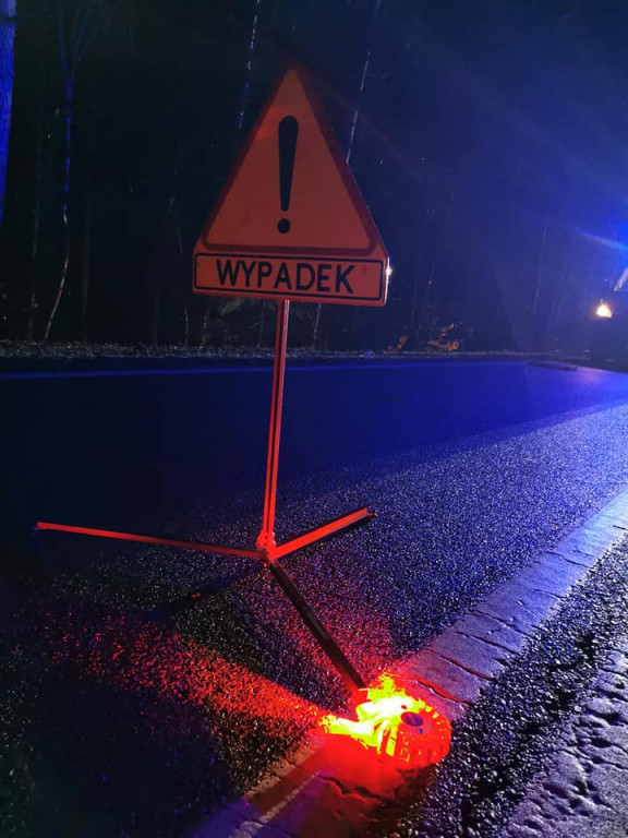 Poważny wypadek na DK-20. BMW uderzyło w drzewo. Jechały nim trzy osoby