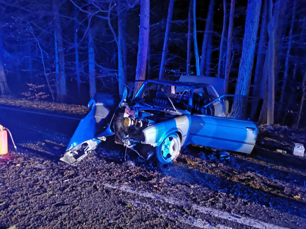 Poważny wypadek na DK-20. BMW uderzyło w drzewo. Jechały nim trzy osoby