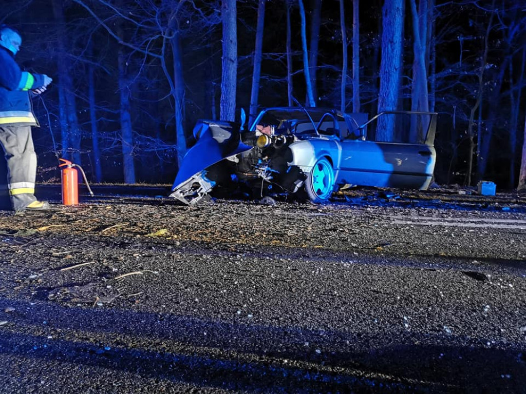 Poważny wypadek na DK-20. BMW uderzyło w drzewo. Jechały nim trzy osoby
