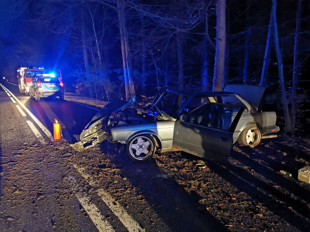 Poważny wypadek na DK-20. BMW uderzyło w drzewo. Jechały nim trzy osoby